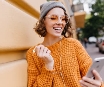 the smilling girl with phone